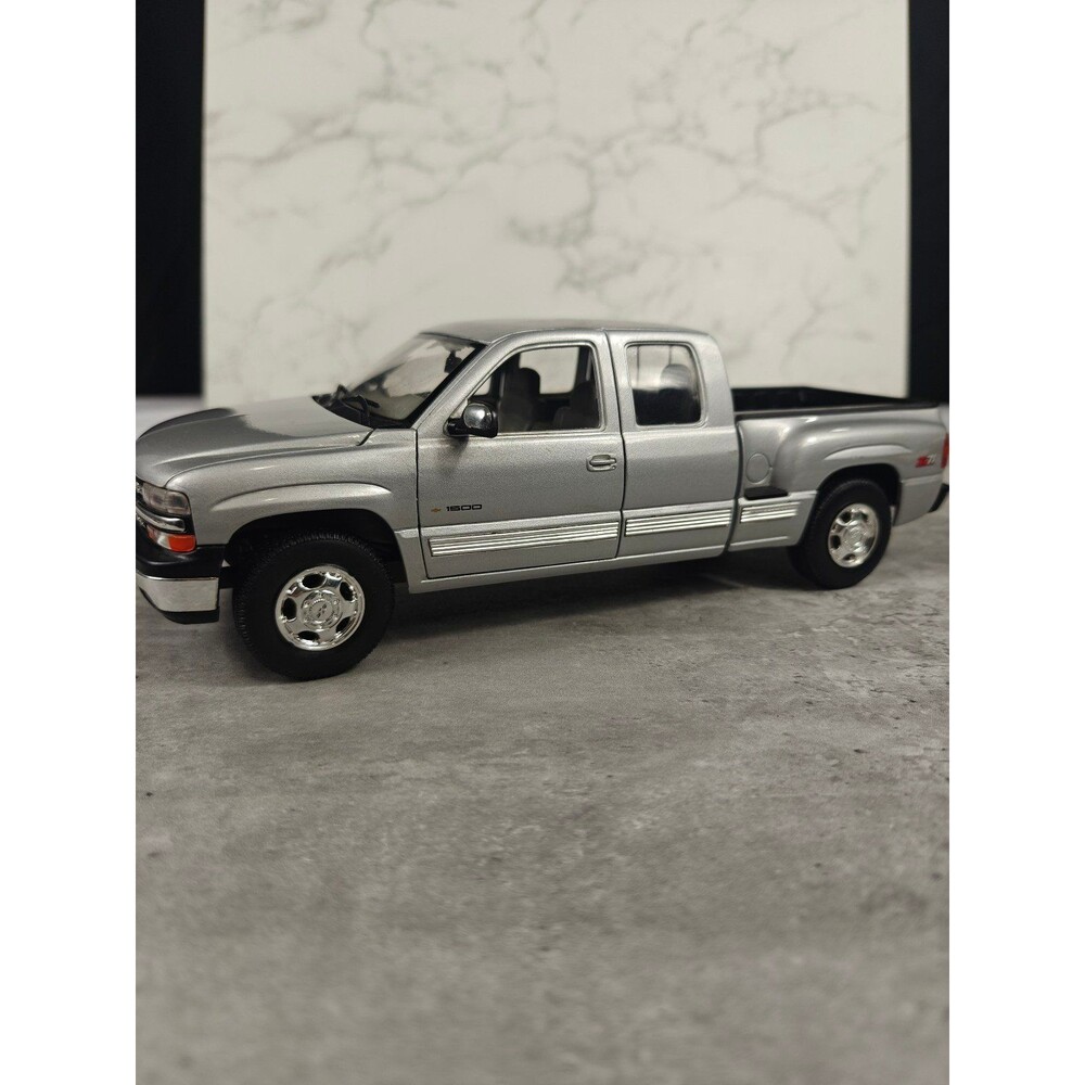 Welly Diecast 1999 Chevrolet Silverado Sportside 1/18 Silver Missing A Mirror